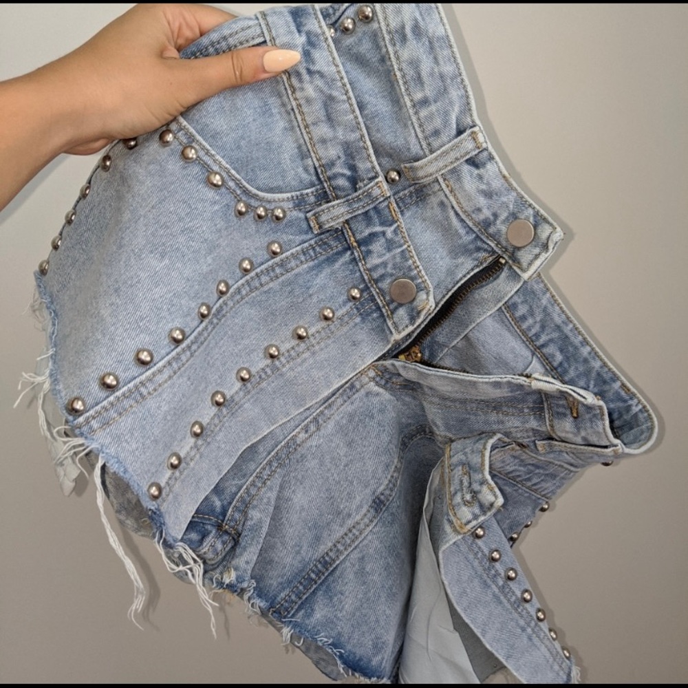 STUDDED DENIM SHORTS - Picture 2 of 4